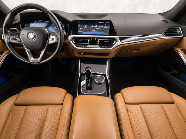 BMW 3-SERIE 320e Sport 204Pk Automaat (APPLE CARPLAY, GROOT NAVI, DEALER ONDERHOUDEN, BRUIN LEDER, GETINT GLAS, CAMERA, ELEK ACHTERKLEP, SPORTSTOELEN, STOELVERWARMING, TREKHAAK, ADAPTIVE CRUISE, NIEUWSTAAT)