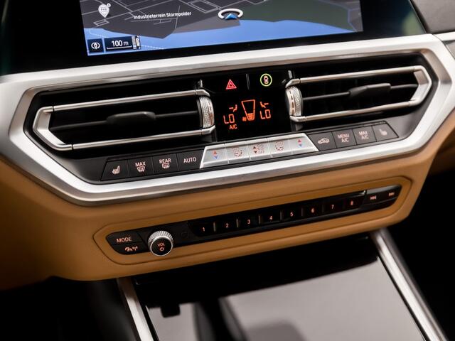 BMW 3-SERIE 320e Sport 204Pk Automaat (APPLE CARPLAY, GROOT NAVI, DEALER ONDERHOUDEN, BRUIN LEDER, GETINT GLAS, CAMERA, ELEK ACHTERKLEP, SPORTSTOELEN, STOELVERWARMING, TREKHAAK, ADAPTIVE CRUISE, NIEUWSTAAT)