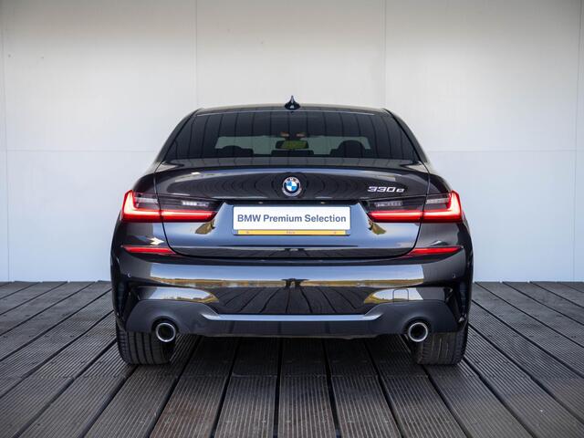BMW 3-SERIE Sedan 330e | M Sportpakket | Comfort Access | Stoelverwarming | HiFi System | 19 inch | Elektrisch verstelbare stoelen