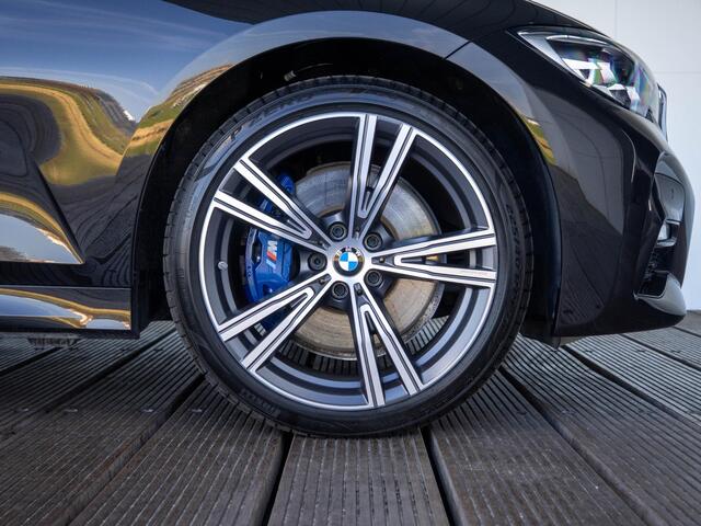 BMW 3-SERIE Sedan 330e | M Sportpakket | Comfort Access | Stoelverwarming | HiFi System | 19 inch | Elektrisch verstelbare stoelen
