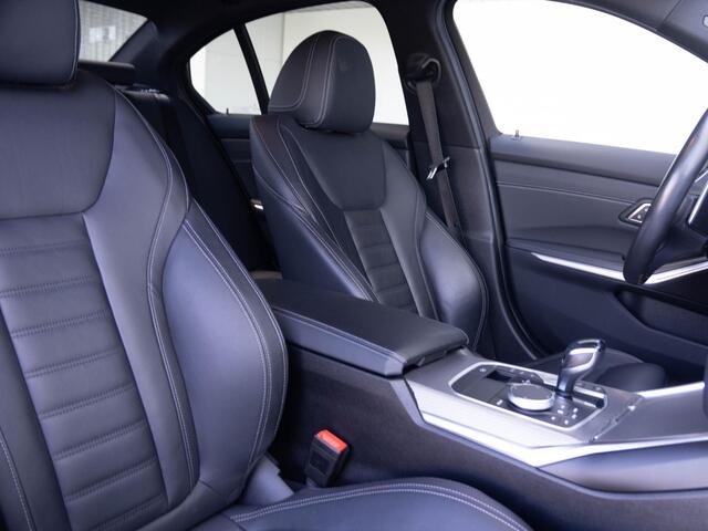 BMW 3-SERIE Sedan 330e | M Sportpakket | Comfort Access | Stoelverwarming | HiFi System | 19 inch | Elektrisch verstelbare stoelen