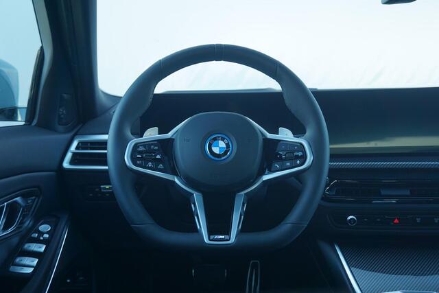 BMW 3-SERIE Sedan 330e | M Sportpakket Pro | Schuif-/kanteldak | Harman Kardon | Driving Assistant Professional