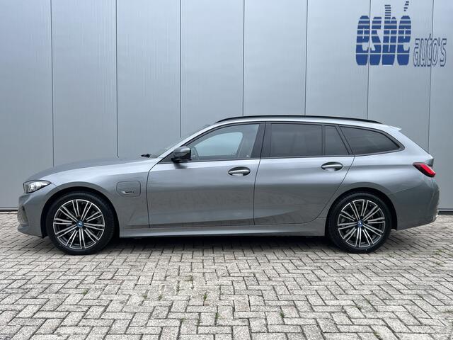 BMW 3-SERIE Touring 320e Trekhaak Leder Camera Live Cockpit Plus Widescreen Elektrische Sportstoelen Stoelverwarming Extra Getint Glas Shadow Line Hifi Apple Carplay Android Auto Plug In Hybride NL Auto 1e Eigenaar BTW