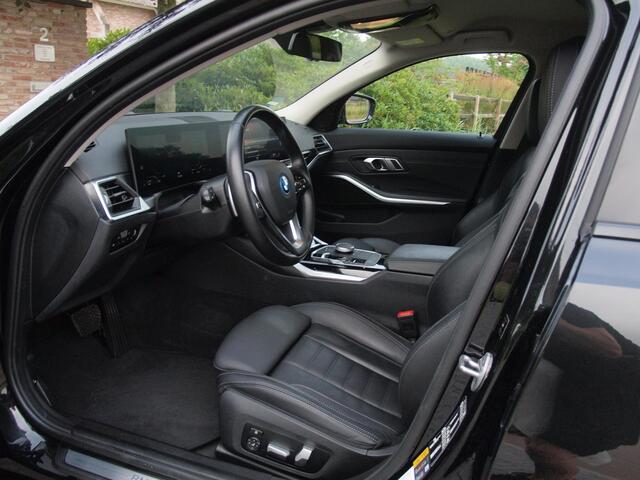 BMW 3-SERIE Touring 320e | Facelift | 19 Inch | Camera | Sfeerverlichting | Cruise Control | Leer | NL-Auto |