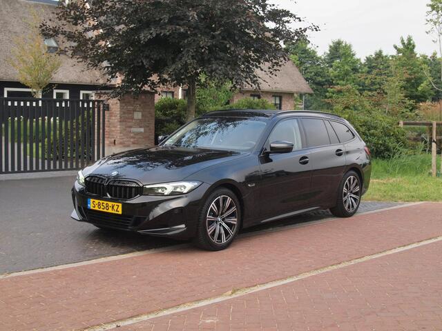 BMW 3-SERIE Touring 320e | Facelift | 19 Inch | Camera | Sfeerverlichting | Cruise Control | Leer | NL-Auto |