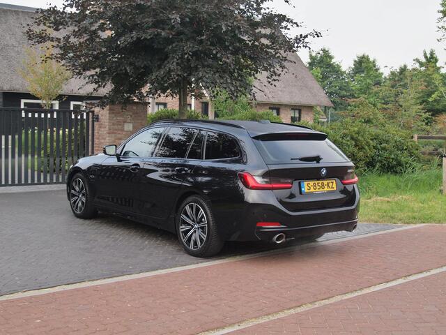 BMW 3-SERIE Touring 320e | Facelift | 19 Inch | Camera | Sfeerverlichting | Cruise Control | Leer | NL-Auto |