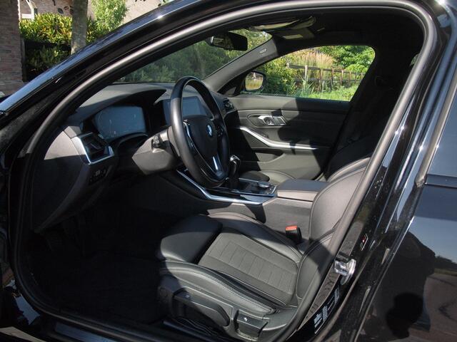 BMW 3-SERIE Touring 318i Business Edition | Black Optic | Apple Carplay | Sfeerverlichting | Parkeersensoren | NL-Auto |