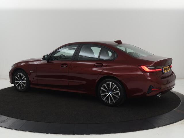 BMW 3-SERIE 330e Business Edition Plus | Sportstoelen | Leder | Adaptive cruise | Stoelverwarming | Carplay | Stuurverwarming | Navigatie | Parkeerhulp | Full LED | Live Cockpit | Individual Aventurinrot metallic | PHEV | Plug In