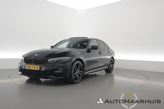 BMW 3-SERIE 330e M Sport | Rijklaar! | S/K-Dak | Shadowline | Dig. Cockpit | HUD | Stoelverw. | Dodehoek | Cruise | Camera+PDC | LED | Nav+CarPlay | Alcantara/Leder | Sfeerverl. | Rijmodi | V