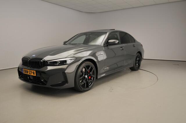 BMW 3-SERIE Sedan 330e M Sportpakket Pro / Schuifdak / Driving assist prof / Getint glas / Leder / Alu wielen 19 inch