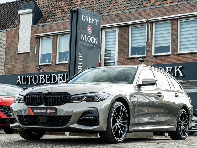 BMW 3-SERIE Touring 330e xDrive High Exe M-Sport PANO HUD CAMERA MEMORY M-SPORT STOELEN OXIDGRAU BOMVOL!!