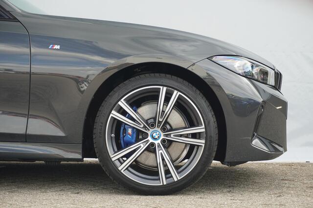 BMW 3-SERIE Touring 320e | M Sportpakket Pro | Panoramadak | Harman Kardon | Elektrisch verstelbare stoelen | Comfort Access