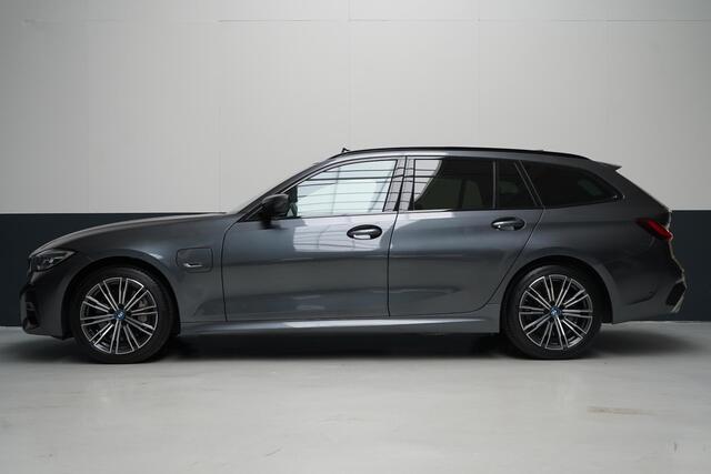 BMW 3-SERIE Touring 330e High Executive | SoH 90% | Panoramadak | Trekhaak | Memory | Stuurverwarming | Carplay | Stoelverwarming