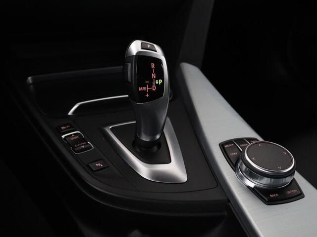 BMW 3-SERIE 318i Edition M Sport Shadow Executive | Leder | Stoelverwarming | Cruise control | Navigatie | Park assist | Climate control