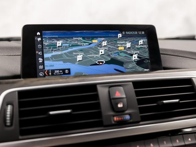 BMW 3-SERIE 318i M Sport Automaat (GROOT NAVI, DEALER ONDERHOUDEN, M PAKKET, VIRTUAL COCKPIT, SPORTSTOELEN, STOELVERWARMING, CAMERA, LEDER, GETINT GLAS, NIEUWSTAAT)
