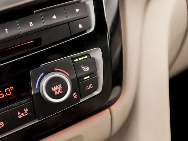 BMW 3-SERIE 318i M Sport Automaat (GROOT NAVI, DEALER ONDERHOUDEN, M PAKKET, VIRTUAL COCKPIT, SPORTSTOELEN, STOELVERWARMING, CAMERA, LEDER, GETINT GLAS, NIEUWSTAAT)