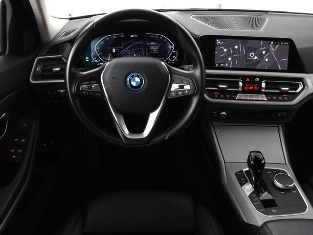 BMW 3-SERIE Touring 320e Business Edition Plus | SOH 90% | Leder | Stoelverwarming | Carplay | Cruise control | Climate control | Elektrische achterklep | Park assist | PHEV