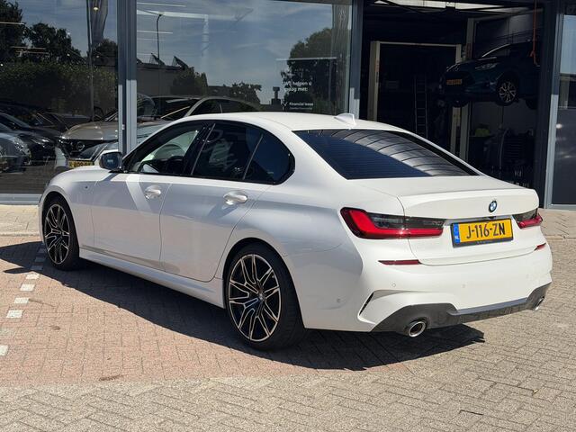 BMW 3-SERIE 318i Executive Edition M-SPORT |LEDER SPORT INTERIEUR| BORDENHERKENNING| DODE HOEK DETECTIE | AIROC/ECC | CRUISECONTROLL | CAMERA | PARKEERSENSOREN |