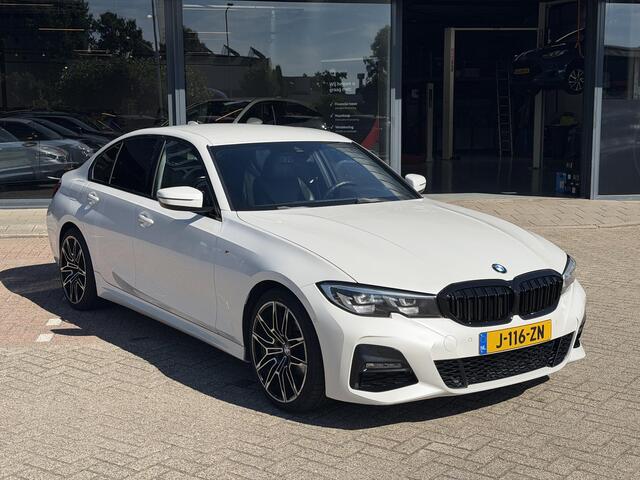 BMW 3-SERIE 318i Executive Edition M-SPORT |LEDER SPORT INTERIEUR| BORDENHERKENNING| DODE HOEK DETECTIE | AIROC/ECC | CRUISECONTROLL | CAMERA | PARKEERSENSOREN |