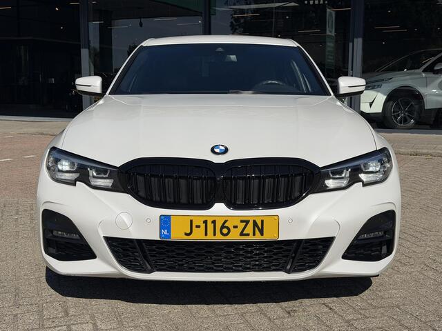 BMW 3-SERIE 318i Executive Edition M-SPORT |LEDER SPORT INTERIEUR| BORDENHERKENNING| DODE HOEK DETECTIE | AIROC/ECC | CRUISECONTROLL | CAMERA | PARKEERSENSOREN |