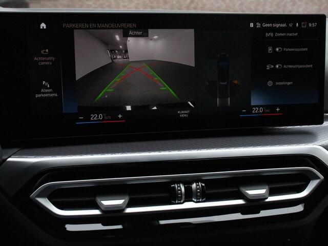 BMW 3-SERIE Touring 330e M-Sport PHEV Digitale Cockpit Climate control Stoel verwarming LED Sfeer verlichting Lichtmetalen velgen Navigatie Apple carplay/ Android auto Parkeersensoren