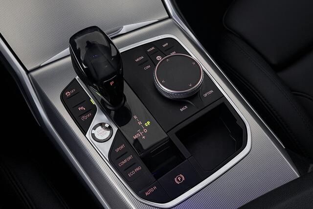 BMW 3-SERIE 320i Executive Edition (PANORAMADAK, SFEERVERLICHTING, PDC, DEALER ONDERHOUDEN)