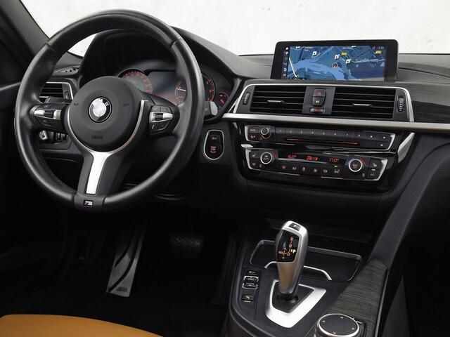 BMW 3-SERIE 318i M Sport Automaat (PANORAMADAK, M PAKKET, GROOT NAVI, COGNAC LEDER, STOELVERWARMING, SPORTSTOELEN, VIRTUAL COCKPIT, PARKEERSENSOREN, GETINT GLAS, NIEUWSTAAT)