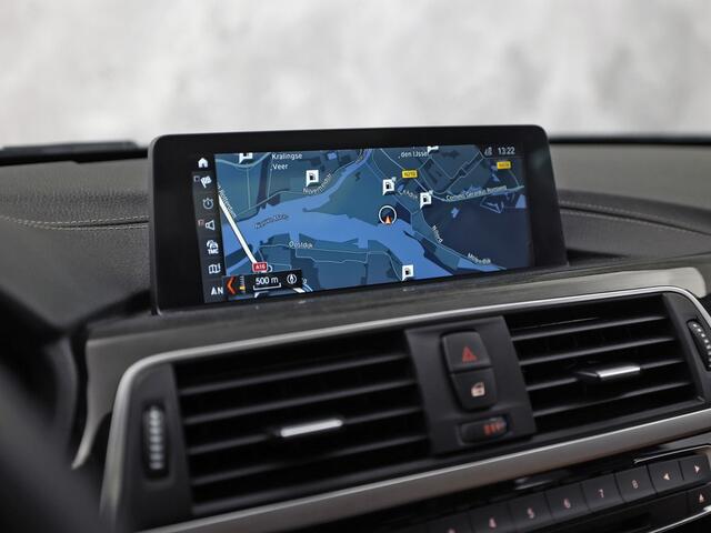 BMW 3-SERIE 318i M Sport Automaat (PANORAMADAK, M PAKKET, GROOT NAVI, COGNAC LEDER, STOELVERWARMING, SPORTSTOELEN, VIRTUAL COCKPIT, PARKEERSENSOREN, GETINT GLAS, NIEUWSTAAT)