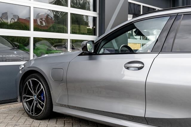BMW 3-SERIE 330 330e Touring M Sport | Panorama | ACC | Harman/Kardon | Trekhaak | Stoelverw. | 19' Inch |