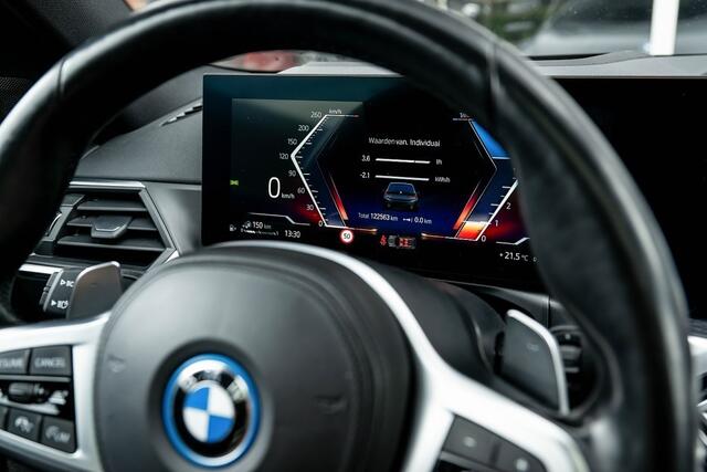 BMW 3-SERIE 330 330e Touring M Sport | Panorama | ACC | Harman/Kardon | Trekhaak | Stoelverw. | 19' Inch |