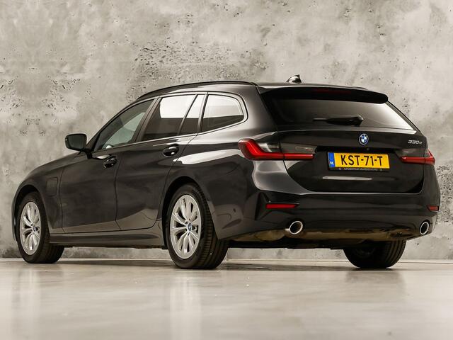 BMW 3-SERIE Touring 330e Sport 292Pk Automaat (APPLE CARPLAY, SOH 90,2%, GROOT NAVI, COGNAC LEDER, CAMERA, STOELVERWARMING, SFEERVERLICHTING, ELEK ACHTERKLEP, GETINT GLAS, NIEUWSTAAT)