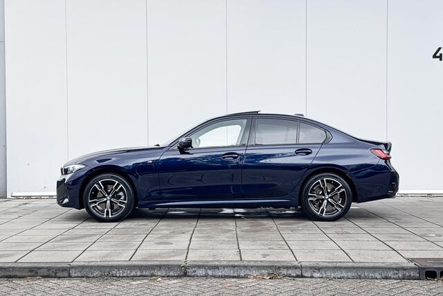 BMW 3-SERIE Sedan 330e M-Sport 18 Inch / Glazen Schuifdak / Electrische Zwenkhaak / Getinte Ramen Achter / Stoel verwarming / Binnen & Buitenspiegel Automatisch Dimmend /