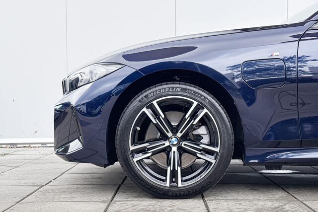 BMW 3-SERIE Sedan 330e M-Sport 18 Inch / Glazen Schuifdak / Electrische Zwenkhaak / Getinte Ramen Achter / Stoel verwarming / Binnen & Buitenspiegel Automatisch Dimmend /
