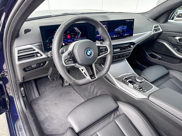 BMW 3-SERIE Sedan 330e M-Sport 18 Inch / Glazen Schuifdak / Electrische Zwenkhaak / Getinte Ramen Achter / Stoel verwarming / Binnen & Buitenspiegel Automatisch Dimmend /