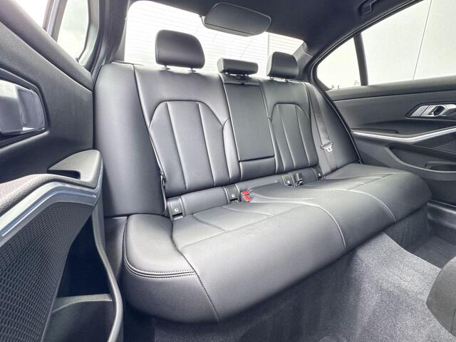 BMW 3-SERIE Sedan 330e M-Sport 18 Inch / Glazen Schuifdak / Electrische Zwenkhaak / Getinte Ramen Achter / Stoel verwarming / Binnen & Buitenspiegel Automatisch Dimmend /