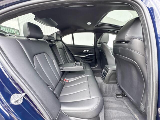 BMW 3-SERIE Sedan 330e M-Sport 18 Inch / Glazen Schuifdak / Electrische Zwenkhaak / Getinte Ramen Achter / Stoel verwarming / Binnen & Buitenspiegel Automatisch Dimmend /