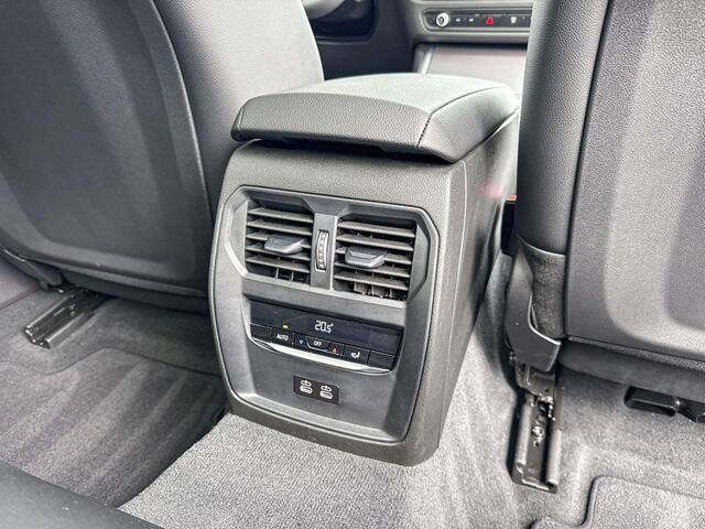 BMW 3-SERIE Sedan 330e M-Sport 18 Inch / Glazen Schuifdak / Electrische Zwenkhaak / Getinte Ramen Achter / Stoel verwarming / Binnen & Buitenspiegel Automatisch Dimmend /
