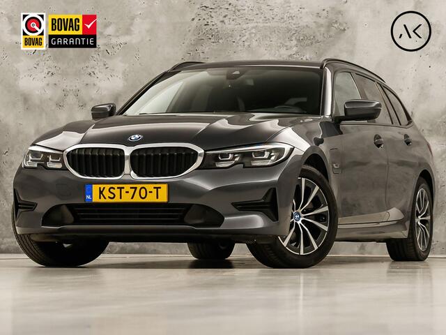 BMW 3-SERIE Touring 320e High Executive 204Pk Automaat (APPLE CARPLAY, M STUUR, GROOT NAVI, STOELVERWARMING, CAMERA, LEDER, SPORTSTOELEN, GETINT GLAS, ZWART HEMEL, NIEUWE APK, NIEUWSTAAT)