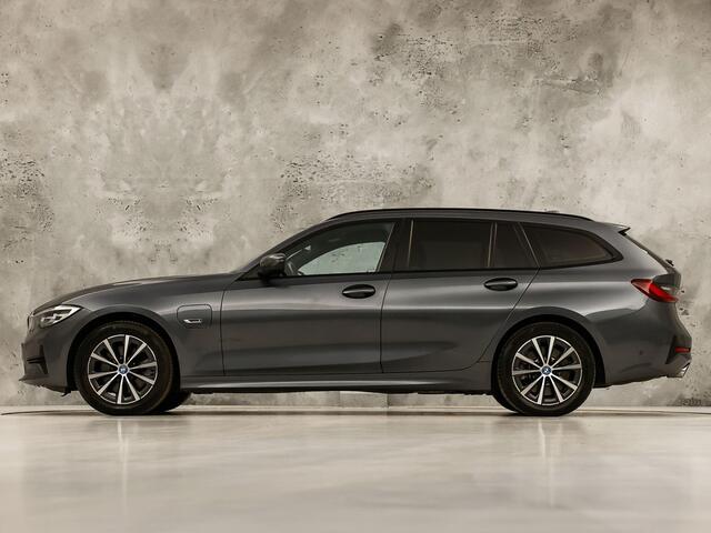 BMW 3-SERIE Touring 320e High Executive 204Pk Automaat (APPLE CARPLAY, M STUUR, GROOT NAVI, STOELVERWARMING, CAMERA, LEDER, SPORTSTOELEN, GETINT GLAS, ZWART HEMEL, NIEUWE APK, NIEUWSTAAT)