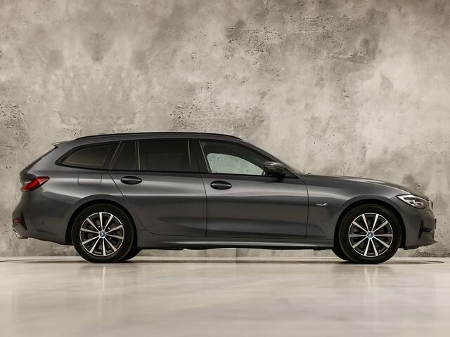 BMW 3-SERIE Touring 320e High Executive 204Pk Automaat (APPLE CARPLAY, M STUUR, GROOT NAVI, STOELVERWARMING, CAMERA, LEDER, SPORTSTOELEN, GETINT GLAS, ZWART HEMEL, NIEUWE APK, NIEUWSTAAT)