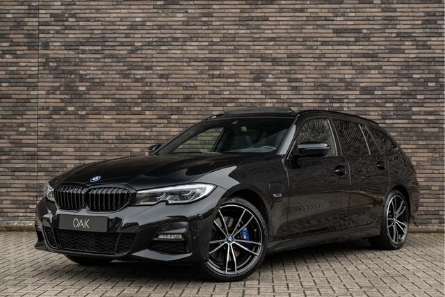 BMW 3-SERIE Touring 330e | M-Sport | Live Cockpit | Panorama | Leder | Memory | Head-Up | Trekhaak | 360 Camera | 19"LM | Saphire Zwart