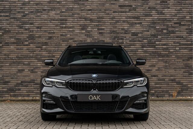 BMW 3-SERIE Touring 330e | M-Sport | Live Cockpit | Panorama | Leder | Memory | Head-Up | Trekhaak | 360 Camera | 19"LM | Saphire Zwart