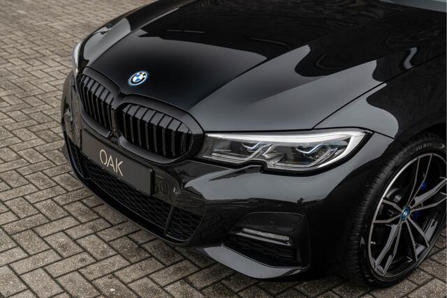 BMW 3-SERIE Touring 330e | M-Sport | Live Cockpit | Panorama | Leder | Memory | Head-Up | Trekhaak | 360 Camera | 19"LM | Saphire Zwart