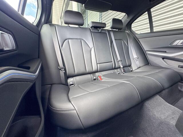 BMW 3-SERIE Sedan 320i M Sport | Harman Kardon