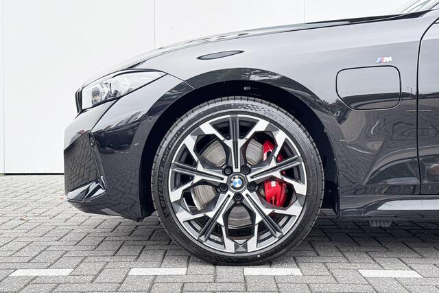 BMW 3-SERIE Touring 330e | Innovation Pack | M Sport | Trekhaak | Panoramadak |