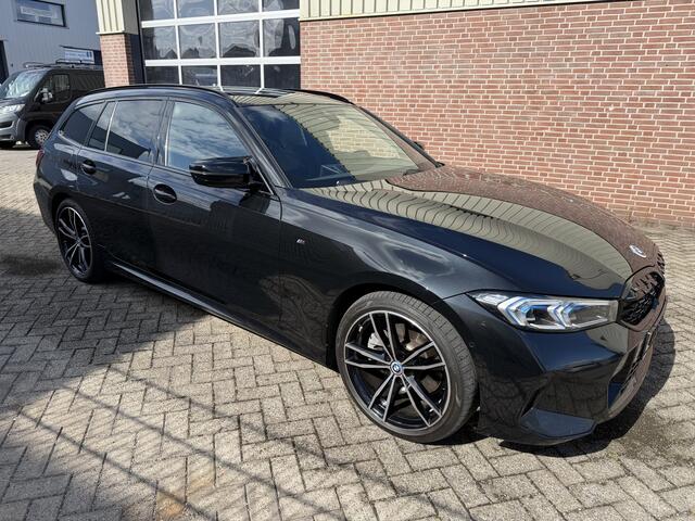 BMW 3-SERIE Touring 330e xDrive M-Sport | Facelift | Pano | Carplay | 292PK | Carbon | Keyless | SOH 93% | MARGE