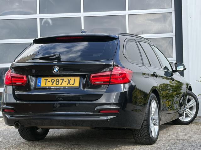 BMW 3-SERIE Touring 318i High Executive 136pk | Bluetooth | Cruise control | Elektrisch bedienbare achterklep | LED koplampen | Parkeersensor voor en achter | Rondomzicht camera | Voorstoelen verwarmd | Zeer nette auto!