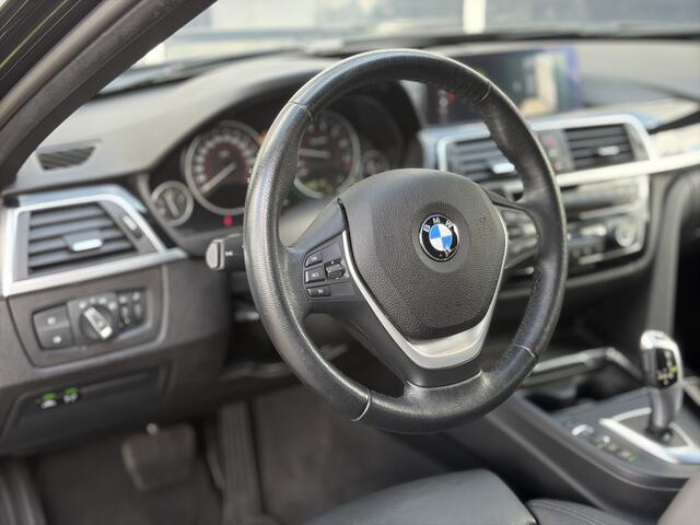 BMW 3-SERIE Touring 318i High Executive 136pk | Bluetooth | Cruise control | Elektrisch bedienbare achterklep | LED koplampen | Parkeersensor voor en achter | Rondomzicht camera | Voorstoelen verwarmd | Zeer nette auto!