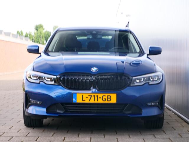 BMW 3-SERIE 320i Business Edition 184 Pk Automaat Navi / DAB / Apple Carplay / Sportstoelen / 18 inch
