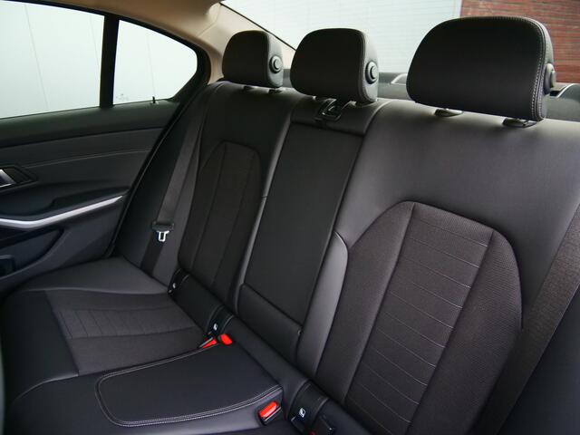 BMW 3-SERIE 320i Business Edition 184 Pk Automaat Navi / DAB / Apple Carplay / Sportstoelen / 18 inch
